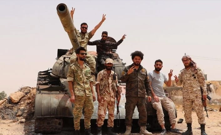 AA ekibi Libya ordusunun hazırlıklarını sürdürdüğü Sirte cephe hattındaki bölgeleri görüntüledi