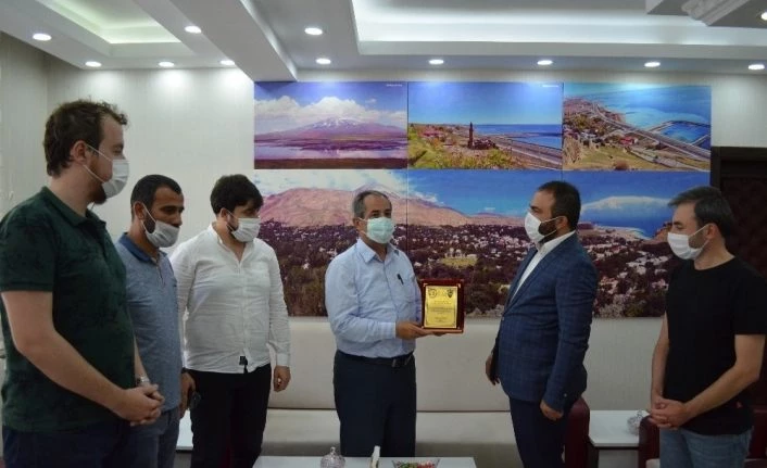 Adilcevaz GKY TÜRŞAD Voleybol Takımından Başkan Gürsoy’a plaket
