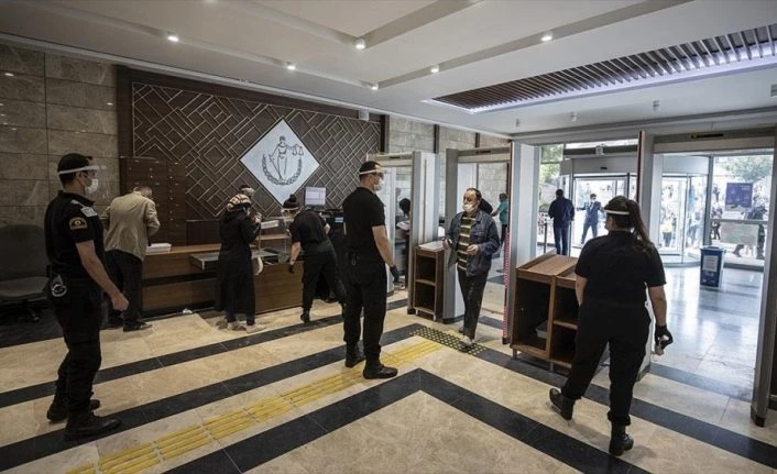 Adli ve idari yargıda koronavirüs nedeniyle ertelenen duruşma ve keşifler başladı
