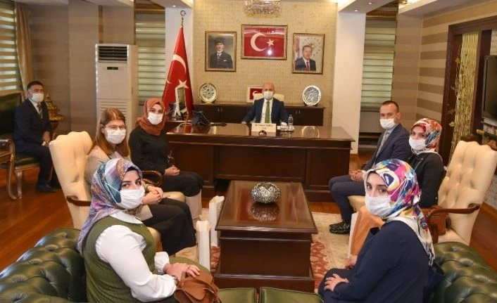 Ağrı’ya yeni atanan öğretmenler, Vali Varol’u makamında ziyaret etti