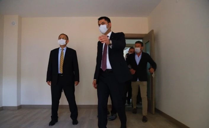 Bakan Kurum Elazığ’da, yapımı süren deprem konutlarını inceledi