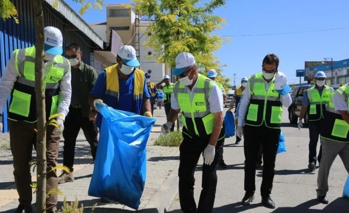 Tuşba Belediye Başkanı Akman, belediye personeli ve mahallelilerle birlikte çöp topladı