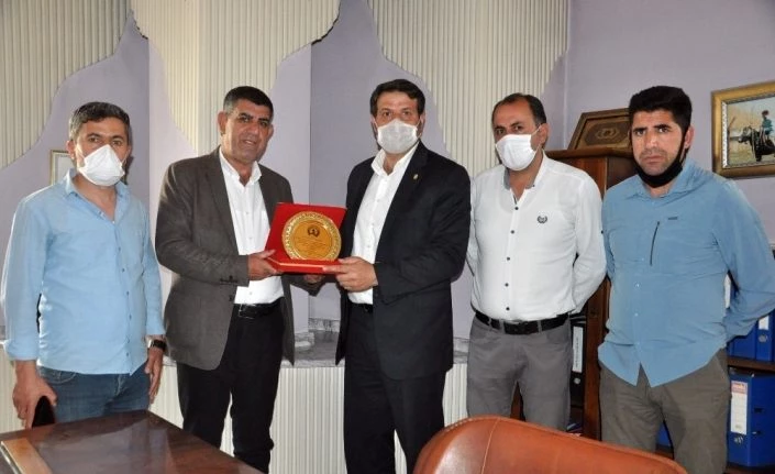 Başkan Çoğaç’tan esnafa destek veren mülk sahiplerine plaket