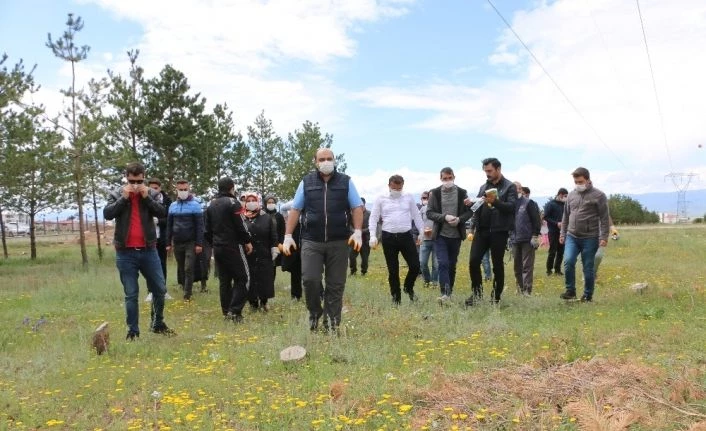 Başkan Orhan ve belediye çalışanları ormanlık alanda temizlik yaptı