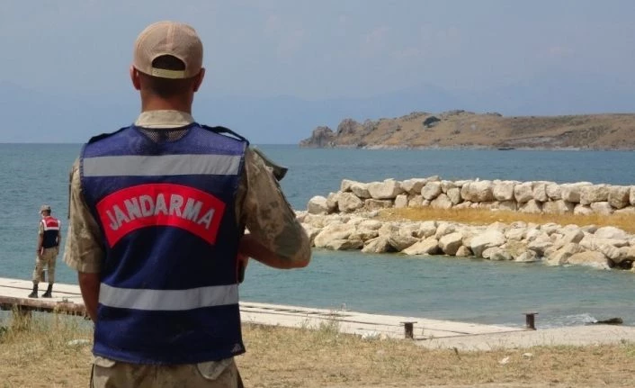Van Gölü'nde battığı iddia edilen tekne ve içerisindeki kişiyi arama çalışmaları yeniden başladı