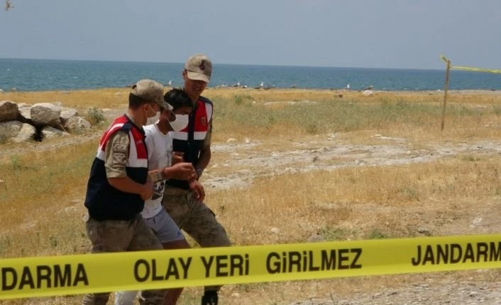 Battığı iddia edilen tekneden sağ kurtulan kişi arama çalışmalarına katıldı