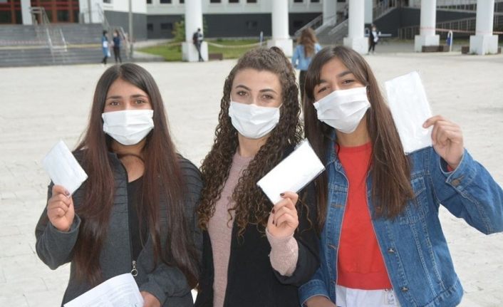 Belediyeden YKS sınavına giren öğrencilere maske