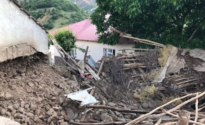 Bingöl Yedisu’da 4.3’lük deprem, samanlık çöktü