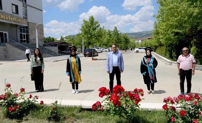 Bingöl’de bazı öğrenciler mezuniyet fotoğrafı geldi