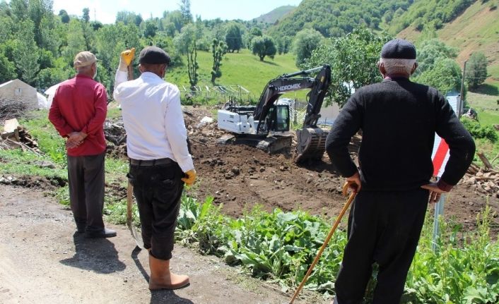 Bingöl’de deprem bölgesinde enkaz kaldırma çalışmaları başladı