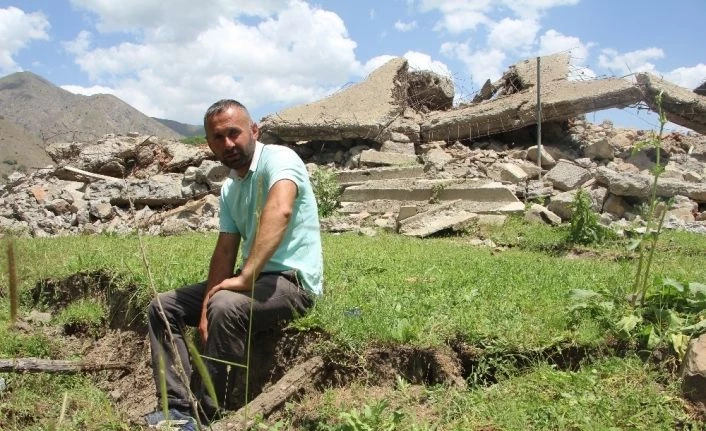 Bingöl’de deprem sonrası oluşan yarıklar dikkat çekti