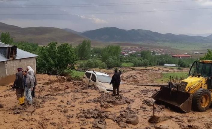 Bingöl’de dere taştı, evler ve araziler zarar gördü