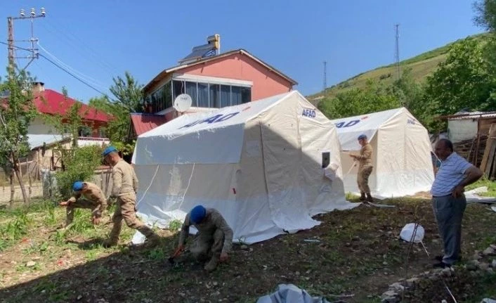 Bingöl’de "Mehmetçik" çadır kurma mesaisinde