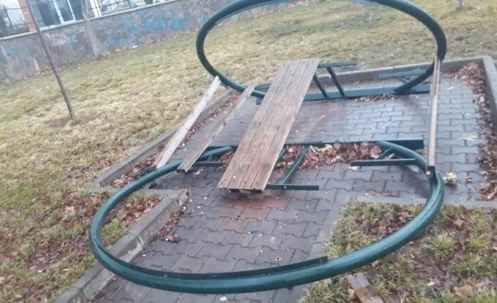 Bingöl’de parklar tahrip edildi
