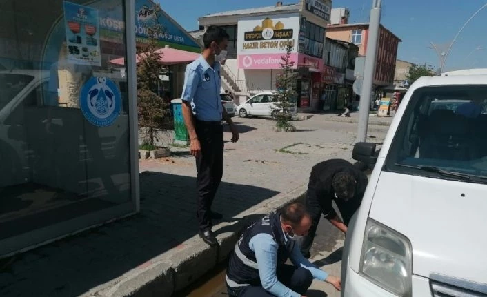 Çaldıran Belediyesi görevlileri yolda kalan aracın lastiğini değiştirdi