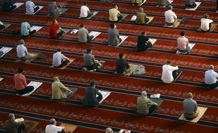 Camiler 5 vakit cemaatle namaza açılıyor