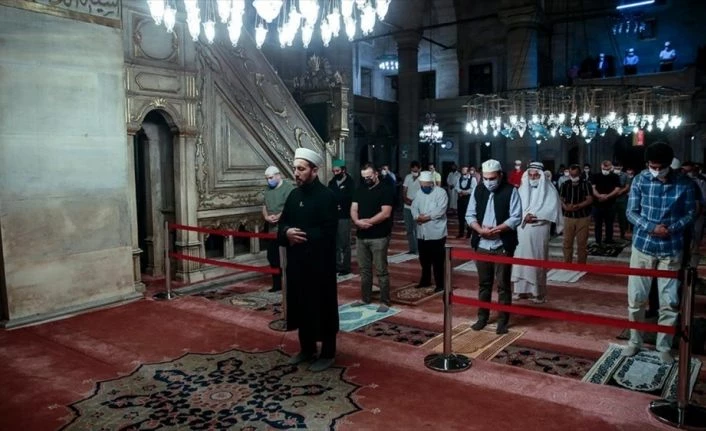 Camilerde cemaatle ilk sabah namazı kılındı