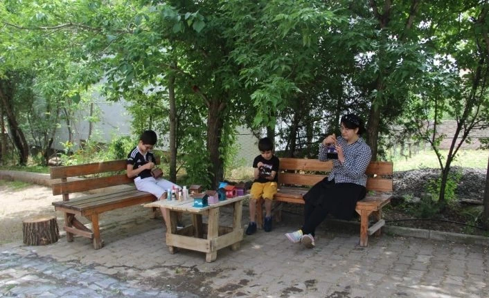 Çocuklardan kuşlara yuva