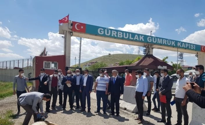 DAİB yönetimi sınır kapısında kurban kesip dua etti