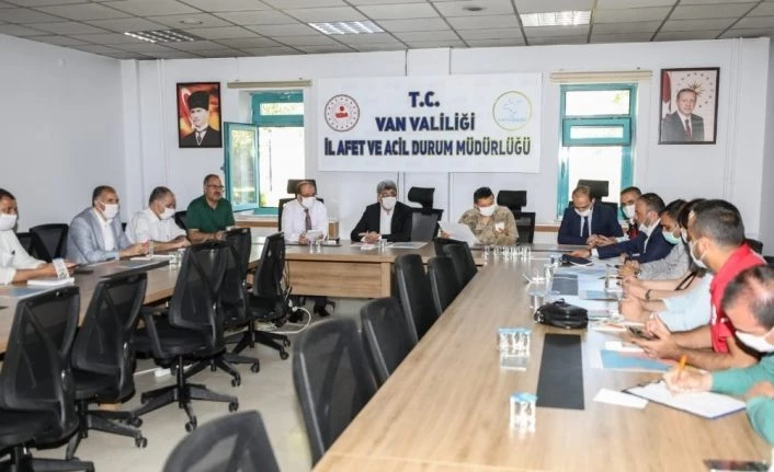 Van'daki depremzedelere çadır ve yemek desteği