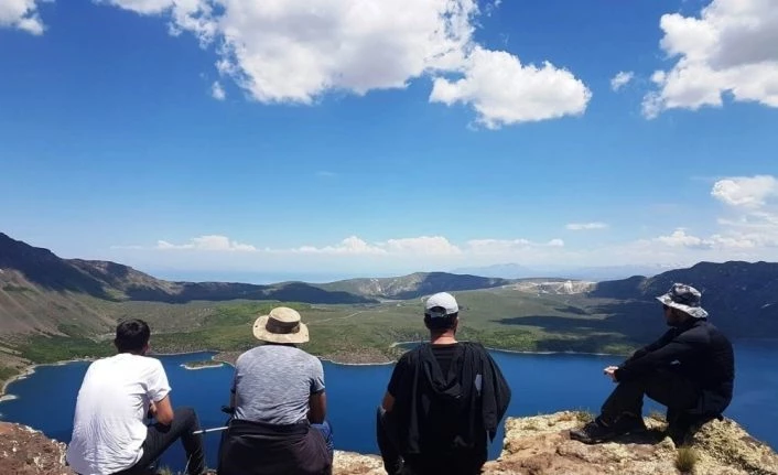 Doğaseverler Nemrut Gölü’nün çevresini 12 saatte turladı