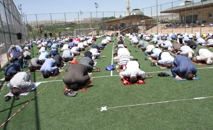 Elazığ’da futbol sahasında sosyal mesafeli cuma namazı