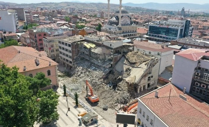 Elazığ’da Kent Meydanı için yıkım çalışması başlatıldı