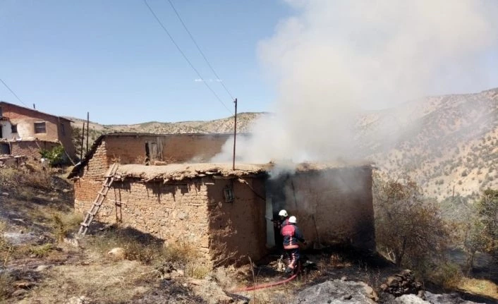 Elazığ’da kerpiç ev yangını