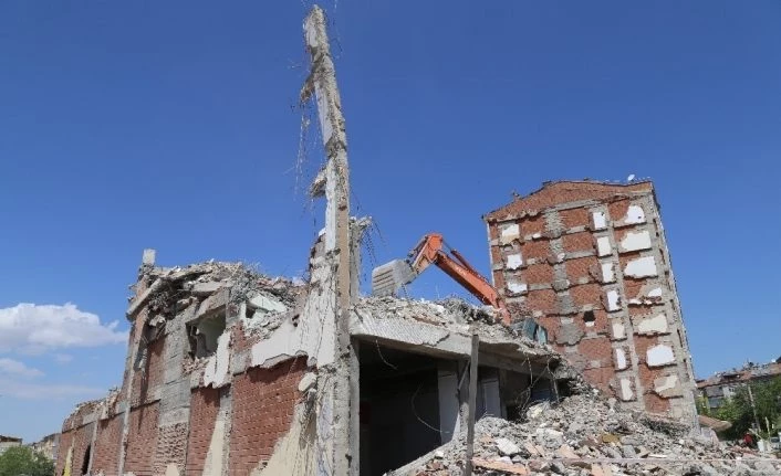 Elazığ’da mahsur kalan kedilerin kurtarıldığı o bina yıkıldı