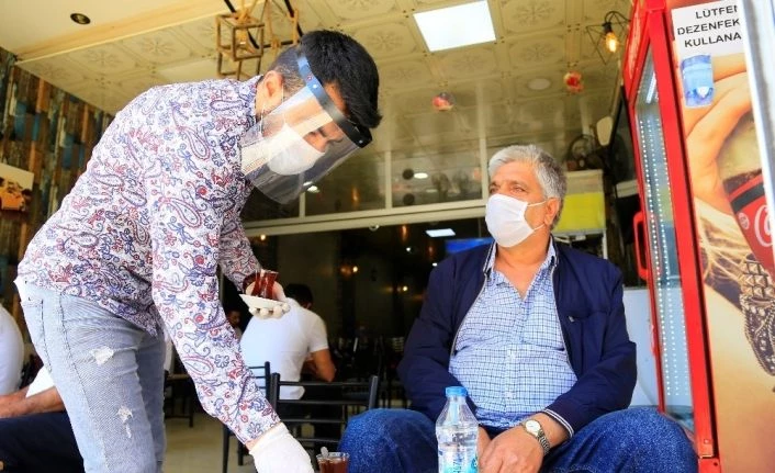 Elazığ’da sosyal mesafeli çay vakti