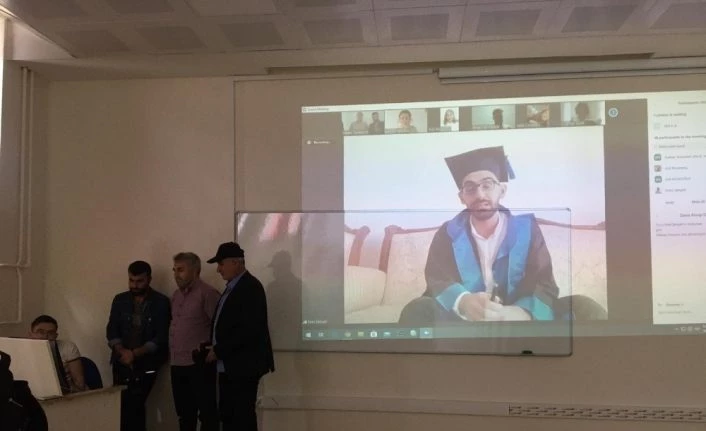 En ilginç mezuniyet töreni, öğrenciler evlerinden kep fırlattı