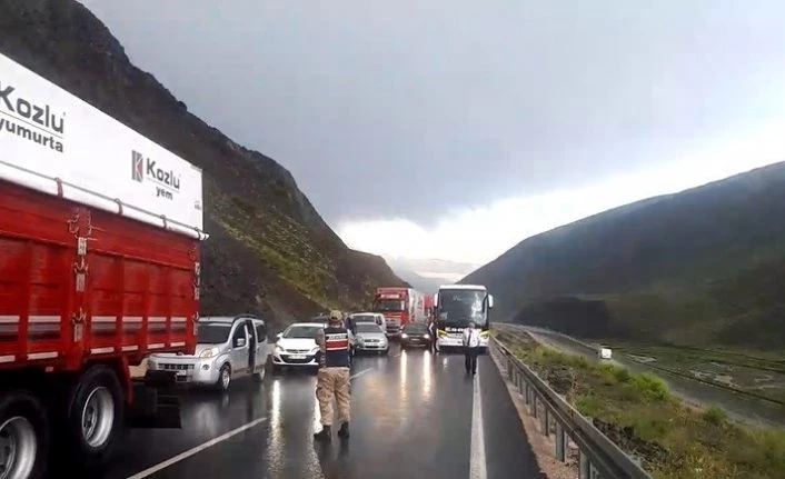 Erzincan’da sağanak heyelana neden oldu