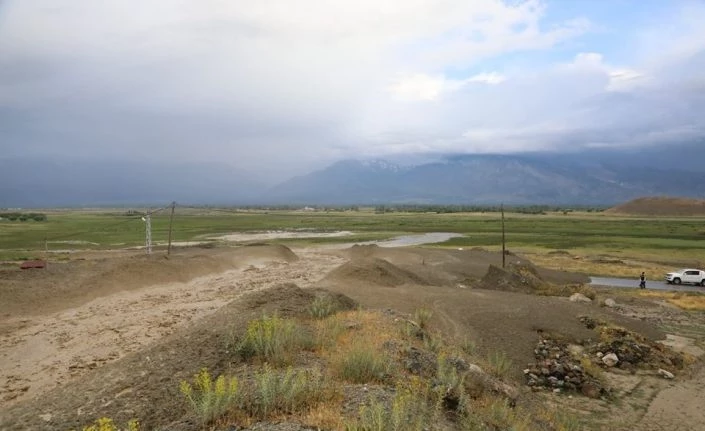 Erzincan’da sel anı kameralara yansıdı