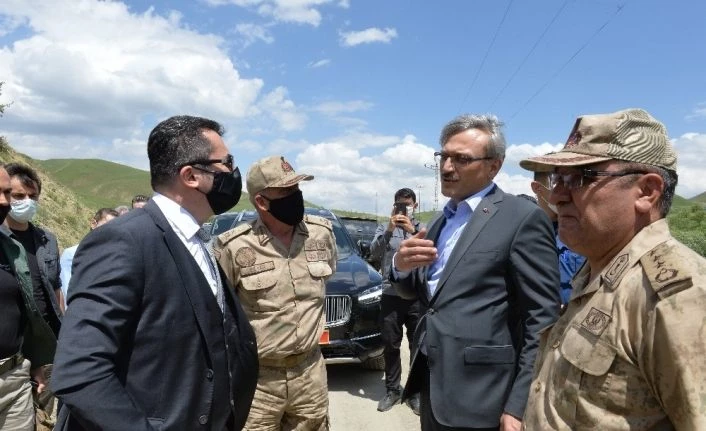 Erzurum Valisi Memiş depremden etkilenen mezralarda incelemelerde bulundu