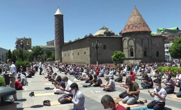 Erzurum’da cuma namazında meydanlar doldu taştı