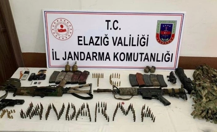 Etkisiz hale getirilen 2 teröristten, silah ve bombaların yanı sıra gizlenme kamuflajı ele geçirildi