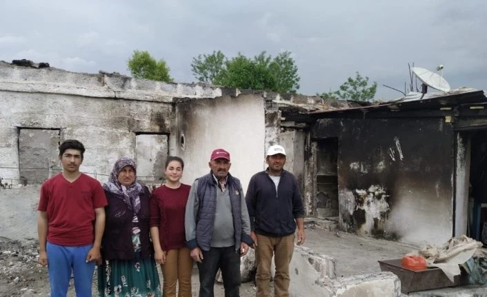 Evi yanan aile ortada kaldı