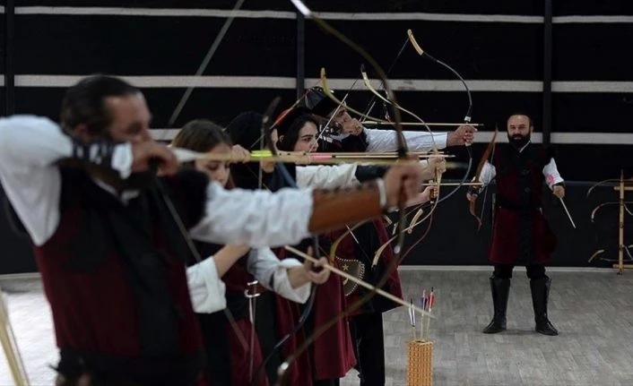 Geleneksel okçuluk çadırında hedeflerine 