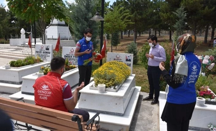 Gençler,  şehitleri ve babalarını unutmadı