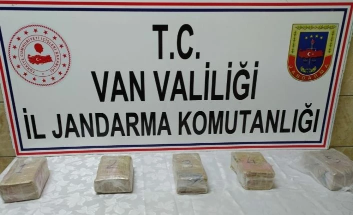 Gürpınar’da taşların arasında 3 kilo metamfetamin ele geçirildi