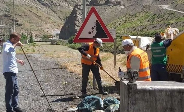 Hakkari-Van karayolu çöplerden arındırıldı