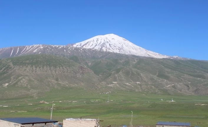 Havaların ısınmasıyla birlikte Ağrı Dağının yüksek kesimlerinde bulunan karlar erimeye başladı