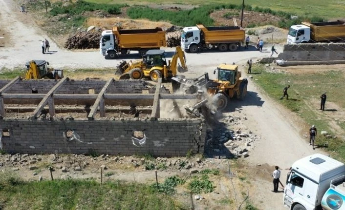 İpekyolu’nda ahır yıkımları kararlılıkla sürüyor