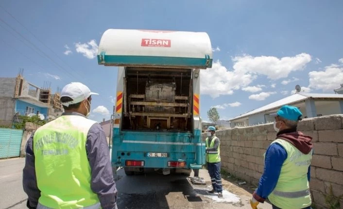 İpekyolu’ndaki çöp kutuları yıkanarak dezenfekte ediliyor