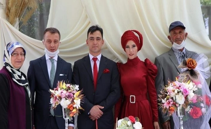 Jandarma personellerinin nişan yüzüğünü kaymakam taktı