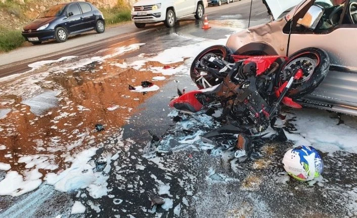Van'da kamyonetle motosiklet çarpıştı: 2 yaralı