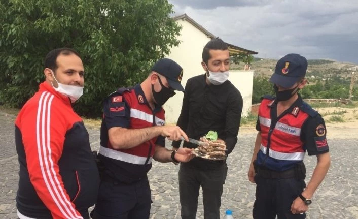 Kavga ihbarına giden jandarmaya pastalı kutlama