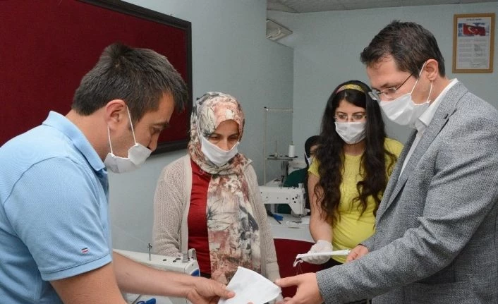 Çatak Kaymakamı Çeçen’den maske üretim atölyesine ziyaret