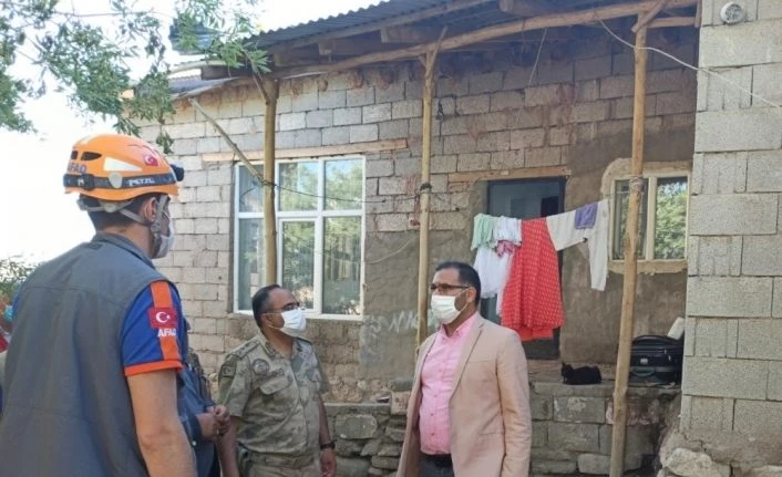 Gürpınar Kaymakamı Sayar deprem bölgesinde
