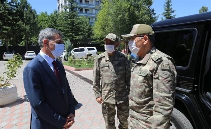 Komutanlardan Vali Özkan’a ziyaret